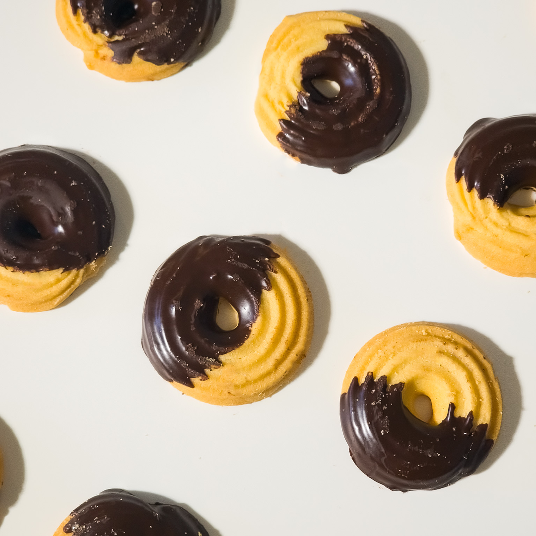 Ciambelle glassate con cioccolato fondente